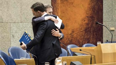 دموع رئيس وزراء هولندا تنقذه من سحب الثقة بالبرلمان (صور)