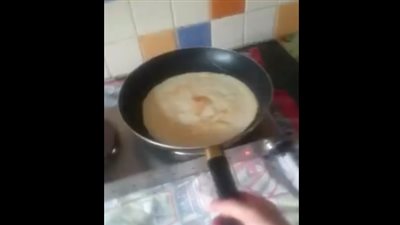 موقف محرج لشاب يستعرض مهاراته في الطهي (فيديو)