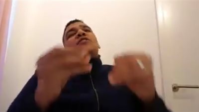 شاب يسخر من طلب زوجته هدية الفالنتين (فيديو)