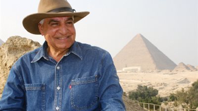 زاهي حواس يسترجع ذكرياته مع رئيس جامعة حلوان