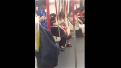 بالفيديو.. أغرب رد فعل لامرأة انتهى شحن بطارية هاتفها في المترو