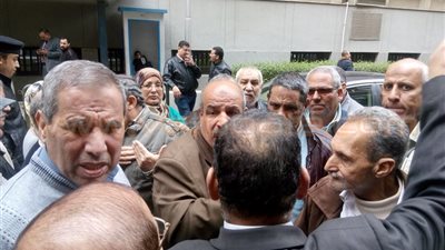 بالصور.. مسئول بـ«الوزراء» يلتقي عمال «الإنتاج الحربي»