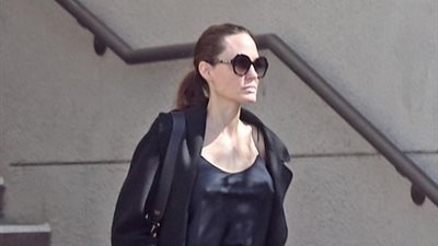 علامات الحزن تظهر على أنجلينا جولي في لوس أنجلوس (صور)