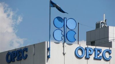 أوبك تتوقع ارتفاع فائض معروض النفط في 2016 مع نمو إنتاجها