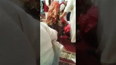سقوط عروس في حفل زفافها يتسبب في إغماء امرأة (فيديو)