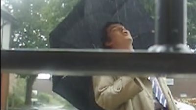 سقطات مروعة لأشخاص لحظة استمتاعهم بالأمطار (فيديو)