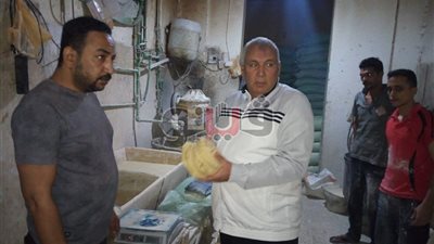 محافظ الوادى الجديد يفاجئ أحد المخابز ويمنح العاملين مكافأة