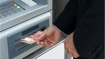 لليوم الثاني على التوالي.. إقبال كثيف على ماكينات الصرف الآلي