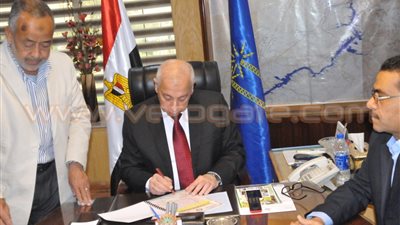 بالصور.. محافظ أسوان يعتمد نتيجتي الابتدائية والإعدادية