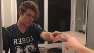 شاب عازب يحتفل بعيد الحب على طريقته الخاصة (فيديو)