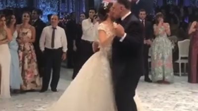رقصة عروس مع والدها تبهر معازيم حفل الزفاف (فيديو)