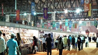 إقبال كثيف على معرض الكتاب خلال ساعاته الأخيرة