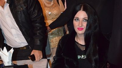 بالصور.. إصابة صافينار بعد سقوطها على مسرح إحدى الحفلات