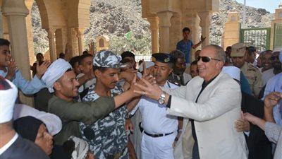 محافظ البحر الأحمر يزور ضريح الشيخ الشاذلي بمرسى علم (صور)