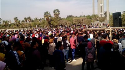 إقبال كثيف لطلاب حلوان على حفل المواهب (فيديو وصور)