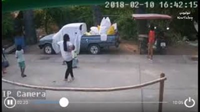 لحظة إنقاذ أم طفلها من الموت (فيديو)