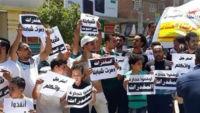 أهالي دمياط يرفعون لافتات لمنع تجارة المخدرات (صور)