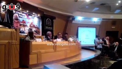 زاهي حواس لطالبة بجامعة حلوان:«عندك استعداد تتبهدلي» (فيديو)