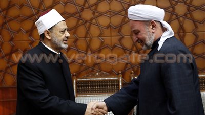 بالفيديو.. شيخ الأزهر يستقبل وفد علماء «كركوك»