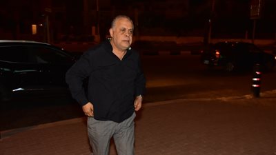 أشرف زكي وآيتن عامر يقدمان العزاء في والدة فتحي عبد الوهاب