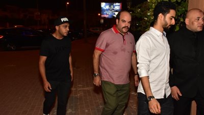 نجوم مسرح مصر في عزاء والدة فتحي عبد الوهاب (صور)