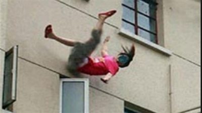 نشرة الحوادث.. سقوط فتاة من الطابق الثامن أثناء تنظيف نافذة منزلها استعدادا للعيد بالإسكندرية