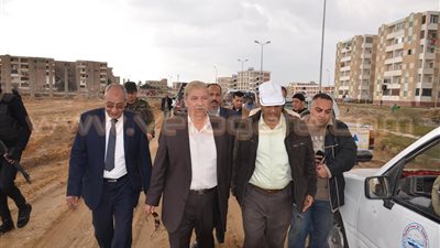 بالصور.. جولة ميدانية لمحافظ الإسماعيلية بمدينة المستقبل