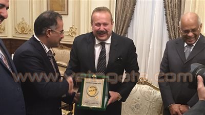 «قضايا الدولة» تهدى درع النادي لرئيس النواب لجهوده التشريعية