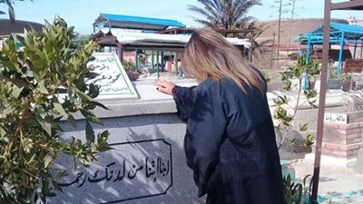 بوسي شلبي تزور قبر محمود عبد العزيز في عيد الحب