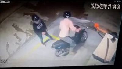 عامل يلقن رجل وزوجته حاولا الاعتداء عليه درسا قاسيا (فيديو)