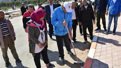 رئيس جامعة سوهاج يشارك الطلاب أعمال النظافة والتطوير (صور)