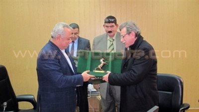 بالصور.. تكريم عميد «طب الزقازيق» لجهوده في العمل