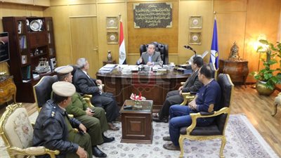 محافظ دمياط يبحث مع مدير شرطة المرافق إزالة الإشغالات (صور)