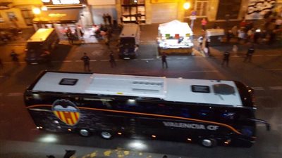 جماهير فالنسيا تهاجم حافلة فريقها قبل لقاء برشلونة