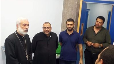 مطران كاثوليك سوهاج يزور مستشفى العائلة المقدسة