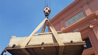 المتحف المصري الكبير يستقبل ٦ قطع أثرية ضخمة لعرضها بالدرج العظيم