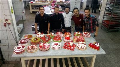 «تورتة وبوكيه شوكولاتة».. حلويات عيد الحب في دمياط (صور)