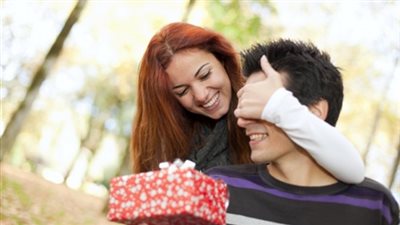 أوضاع العرب في عيد الحب.. نور: «زى الأطرش في الزفة».. على: «أعمل نفسي ميت»..غريب «تعلموا الحب أولا ثم اصنعوا له عيدا».. أحمد: «في سابع نومة».. فيصل: «أوزع 