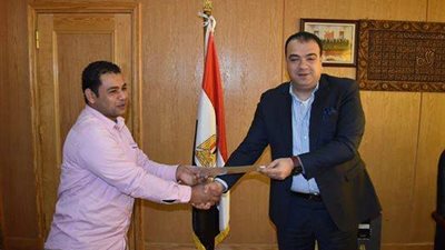 محافظ الفيوم يكرم «طبيب امتياز» لانضباطه بالعمل