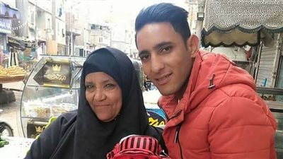 شاب يهدي لوالدته هدية عيد الحب في الدقهلية (صور)