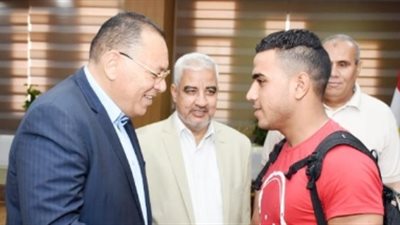 محافظ الشرقية يكرم صاحب فكرة 