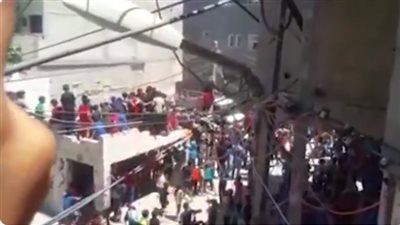 لحظة انهيار بناء على أطفال يشاهدون الأضاحي بغزة (فيديو)