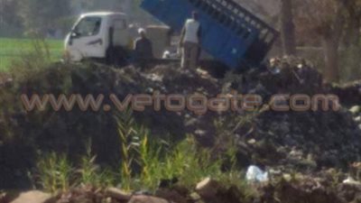 سيارات «محلي فاقوس» تلقي القمامة في البحر