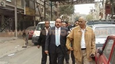 بالصور.. الكومي ورئيس حي عين شمس يتفقدان تطوير شارع الجمعية