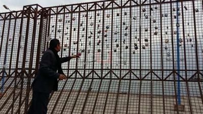 «قفل العشاق» تقاليع فرنسية على ممشى دليسبس في بورسعيد (صور)