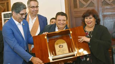 وزيرة الثقافة تقضي «عيد الحب» مع العاملين بالمسرح القومي (صور)