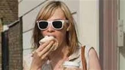 4 أضرار صحية يسببها تناول الطعام أثناء المشي