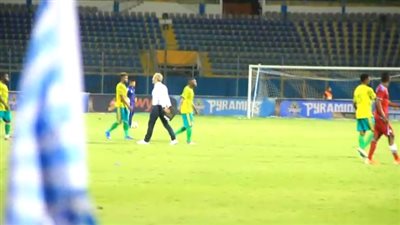 مدرب بيراميدز يصافح لاعبي فريق النجم الكونغولي بعد المباراة (فيديو)