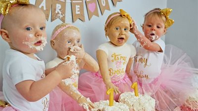 أم تصنع كعكة على شكل ابنتيها (صور)