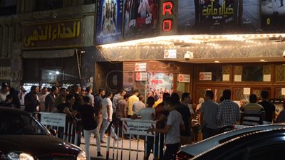 زحام على سينمات وسط البلد في ليلة العيد (صور)